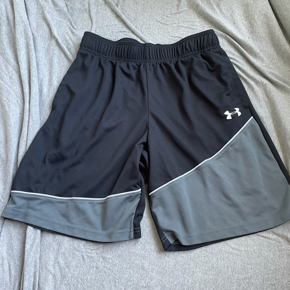 Men’s Large Under Armour Basketball Shorts!
